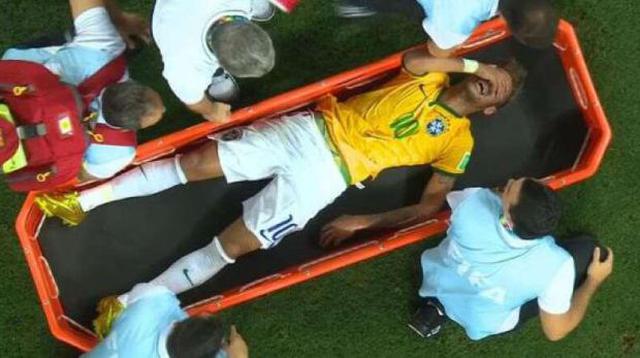 Neymar se marchó lesionado tras recibir rodillazo en la espalda - 1