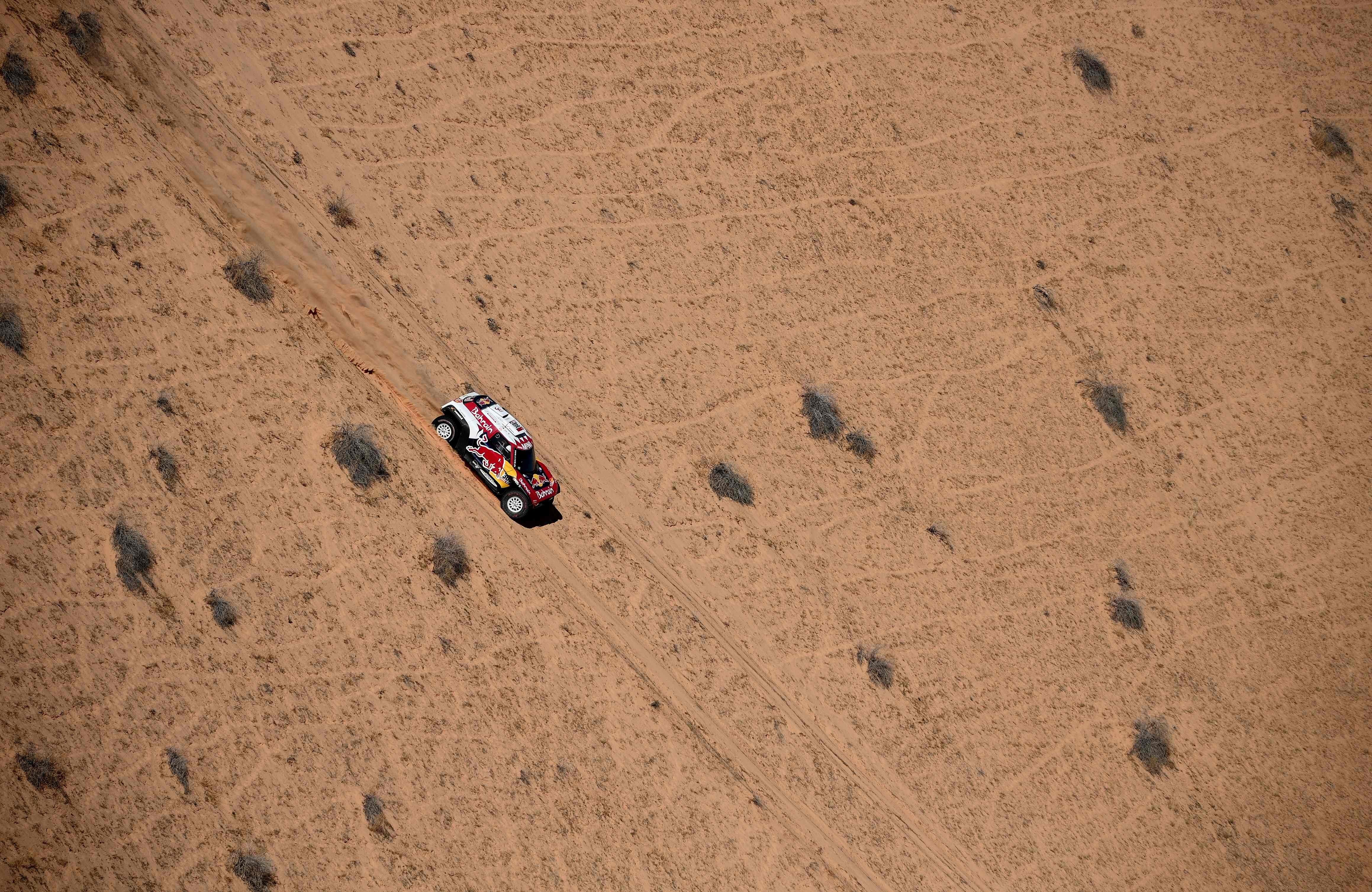 Carlos Sainz (Mini) y su co-conductor Lucas Cruz en pleno desierto durante la Etapa 5 del Dakar entre al-Ula y Ha'il. AFP / FRANCK FIFE