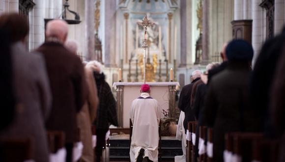 Esta foto del 14 de marzo de 2021 muestra al obispo francés Francois Jacolin dirigiendo una misa en la Catedral de Lucon, en el oeste de Francia, organizada después de la ceremonia de inauguración de una placa en homenaje a los niños víctimas de abuso sexual por parte de sacerdotes. (LOIC VENANCE / AFP).