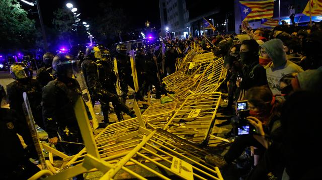 Disturbios entre militantes independentistas radicales y fuerzas del orden se registraron el lunes en la noche en Barcelona. (AP)