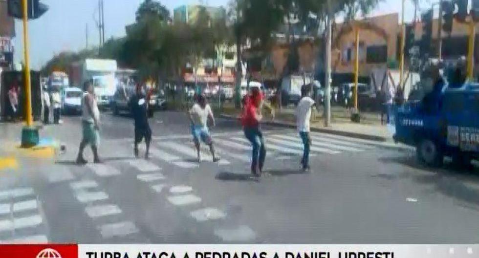 Daniel Urresti fue atacado en el cruce del jirón Escorpio con la avenida Santiago Antunez de Mayolo. (Captura: América Noticias)