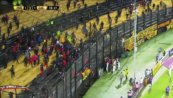 Gresca entre los hinchas durante el Peñarol vs. Colón por Copa Libertadores.