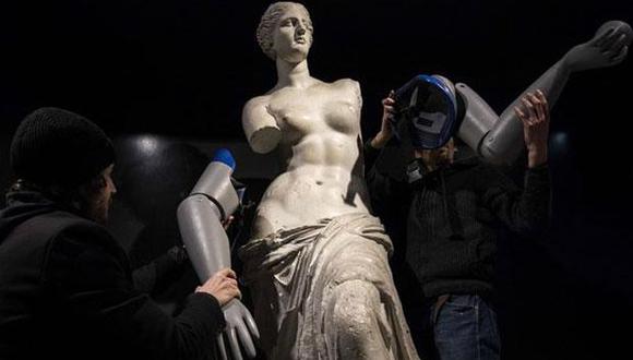 De forma simbólica, se colocaron prótesis impresas en 3D a una réplica de la Venus de Milo con el fin de alertar la situación de personas que necesitan aparatos ortopédicos. (Foto: AFP)