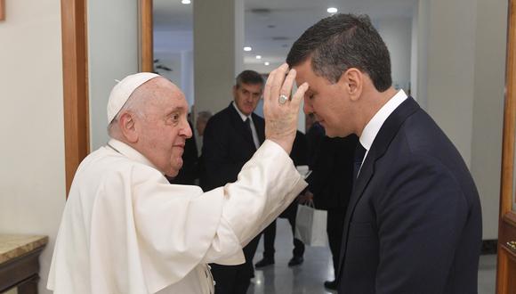 Esta foto tomada el 27 de noviembre de 2023 por The Vatican Media muestra al papa Francisco  bendiciendo al presidente electo de Paraguay, Santiago Peña Palacios. (Foto: MEDIOS VATICANOS / AFP).