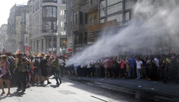 Turquía: Policía dispersa por la fuerza Marcha del Orgullo Gay