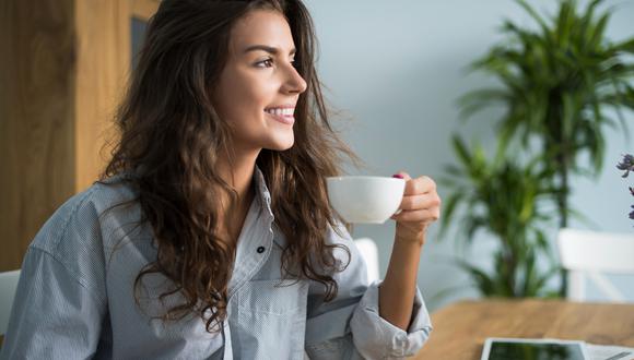 Beber café mejora el estado de ánimo, permite una función cerebral más activa, mejora el rendimiento físico, aumenta la pérdida de peso y también ayuda a reducir el riesgo de sufrir afecciones, como la diabetes tipo 2, Alzheimer y enfermedades cardiovasculares.