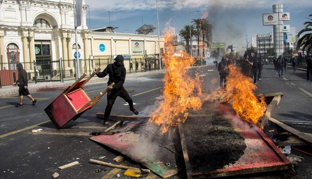 Violentos incidentes, incluido un incendio en una gran tienda comercial en el centro de Santiago provocado por manifestantes encapuchados, se registraron en Chile. (Foto: AFP)