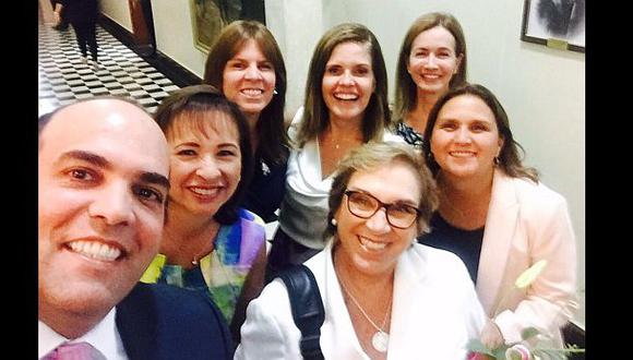 Zavala publica 'selfie' junto a ministras en el Día de la Mujer