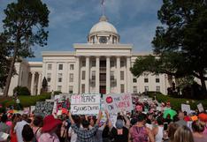 Cientos rechazan la estricta ley antiaborto ante el capitolio de Alabama | FOTOS