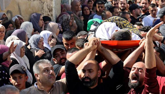 Deudos llevan el cuerpo de Osama Sobh, un palestino asesinado por soldados israelíes durante los enfrentamientos cerca de Jenín, en la Cisjordania ocupada por Israel, el 26 de septiembre de 2021. (JAAFAR ASHTIYEH / AFP).
