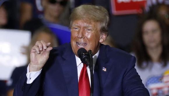 El expresidente de los Estados Unidos, Donald Trump, habla durante un mitin de Save America en el Macomb County Community College Sports and Expo Center en Warren, Michigan, el 1 de octubre de 2022. (Foto de JEFF KOWALSKY / AFP)