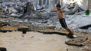 Siria: Niños olvidan la guerra en piscinas hechas por bombas