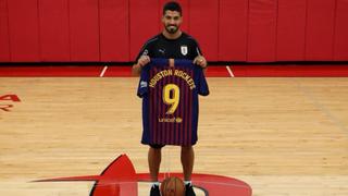 Luis Suárez visitó al Houston Rockets y le dieron una camiseta