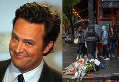 Fans de Matthew Perry se despiden del actor con flores en la fachada de “Friends”
