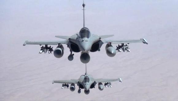 Aviones de combate Rafale acompañados por aviones de apoyo atacaron un depósito del EI en el norte de Iraq. (Foto: AP)