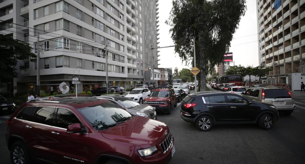 Desde las 6 pm, aproximadamente, una gran cantidad de autos y unidades del transporte público se apoderan de las vías de Barranco. (Foto: César Bueno)