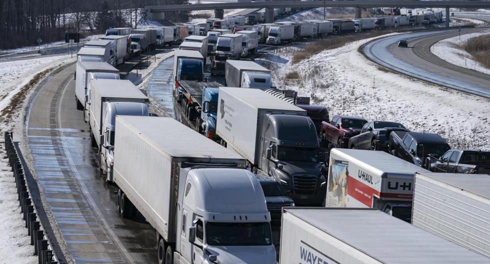 Los camiones que se dirigían a Canadá quedaron atrapados en el tráfico después de que fueron desviados al puente Blue Water en Port Huron, Michigan, el miércoles 9 de febrero de 2022, luego de que el puente Ambassador fuera cerrado debido a las protestasde los antivacunas. (Mandi Wright/Detroit Free Press vía AP).