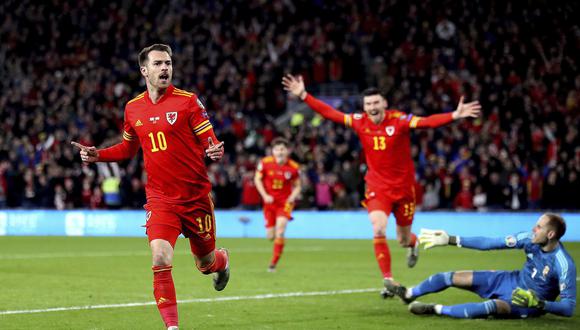 Aaron Ramsey anotó el 1-0 de Gales contra Hungría luego de un sensacional centro de Gareth Bale. (AP / Nick Potts)