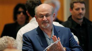 Salman Rushdie da primeras señales de recuperación tras ser apuñalado