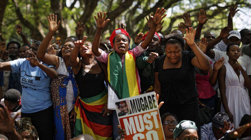 Por la concentración a las puertas del Parlamento se dejó ver también Morgan Tsvangirai, el cabeza del principal partido de la oposición de Zimbabue, el Movimiento por el Cambio Democrático (MDC-T). (Foto: AP)