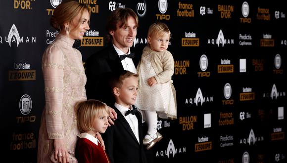 Balón de Oro 2018 EN VIVO: Luka Modric llegó con su familia a la ceremonia en París | VIDEO. (Video: Real Madrid TV/Foto: AFP)