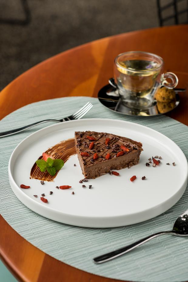 Chocolate cake.  Contains a crust of dates, chestnuts, coconut and bitter chocolate, filled with chocolate cream based on bitter chocolate, coconut cream, dates and tarragon.