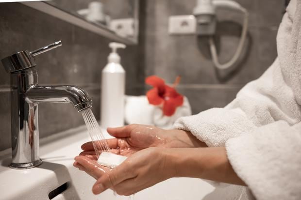 Lavarse las manos antes y después de cada comida es parte fundamental de las medidas preventivas.