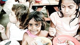 Buen samaritano paga la totalidad de la deuda de los almuerzos escolares de 400 niños