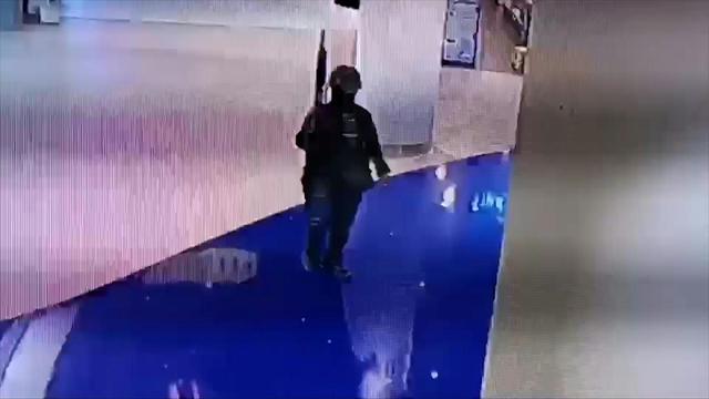 El atacante es captado por la cámara de seguridad de un centro comercial de Tailandia. (AFP).