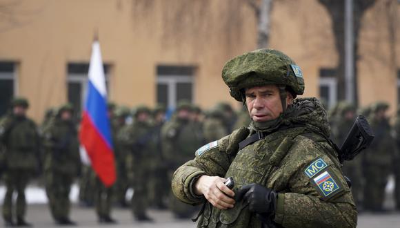 Un oficial ruso de las fuerzas de paz de la Organización del Tratado de Seguridad Colectiva. (Foto: Vladimir Tretyakov/NUR.KZ vía AP)