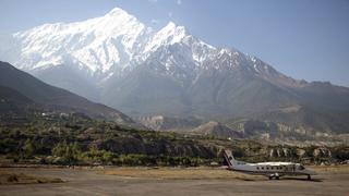 Desaparece un avión con 22 personas a bordo en las montañas de Nepal