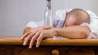 COVID-19: cada semana de encierro por la pandemia aumenta el consumo excesivo de alcohol