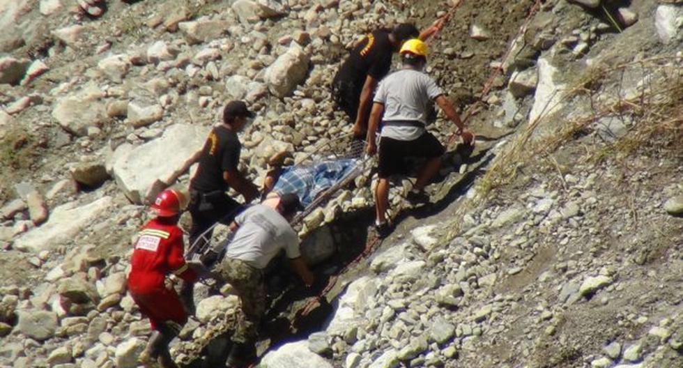 Aún hay cuatro personas atrapadas en miniván sepultada. (Foto: Andina)
