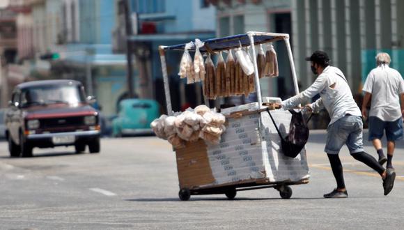 Un vendedor ambulante camina por una calle hoy, en La Habana (Cuba). (Foto: EFE/ Yander Zamora).