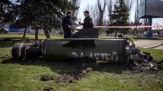 “Por nuestros niños”, la inscripción del misil que destruyó la estación de Kramatorsk