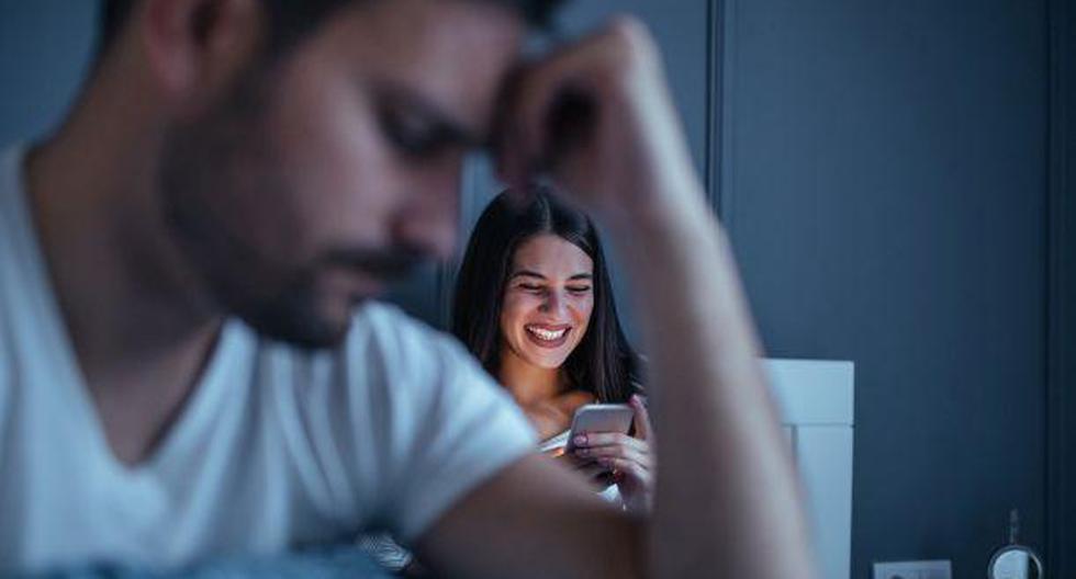 Cuando estés con tu pareja, ya sea comiendo, conversando o en un momento íntimo, nunca será buena idea tomar el celular en lugar de su mano. (Foto: iStock)