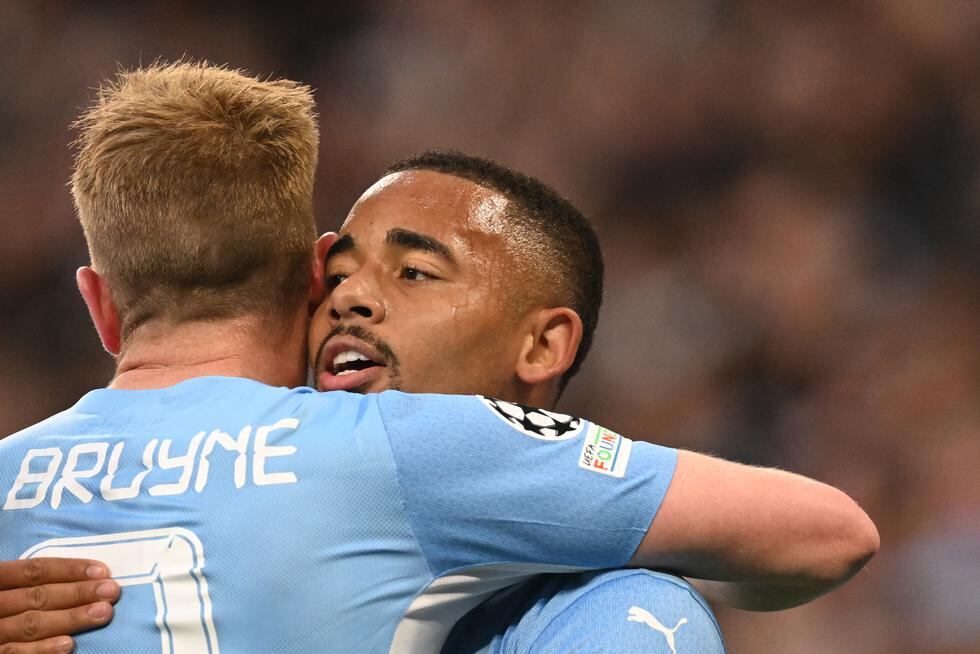 Manchester City's Brazilian striker Gabriel Jesus celebrates with Manchester City's Belgian midfielder Kevin De Bruyne after scoring his team second goal during the UEFA Champions League semi-final first leg football match between Manchester City and Real Madrid, at the Etihad Stadium, in Manchester, on April 26, 2022. (Photo by Paul ELLIS / AFP)