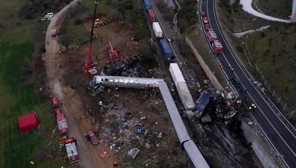 Una foto tomada con un dron muestra a los bomberos y tripulaciones de rescate que trabajan para sacar a los pasajeros de los trenes después de una colisión cerca de la ciudad de Larissa, Grecia, 01 de marzo de 2023. (Foto: EFE/EPA/Achilleas Chiras)