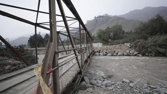 Puente Huampaní en riesgo por crecida de río Rímac