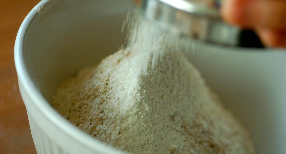 Por qué hay que tamizar la harina y otros ingredientes secos (y cuándo no  hace falta hacerlo)