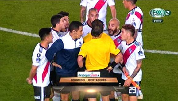 River Plate vs. Gremio: 'millonarios' se le fueron encima a Víctor Hugo Carrillo al final del duelo. (Foto: captura)