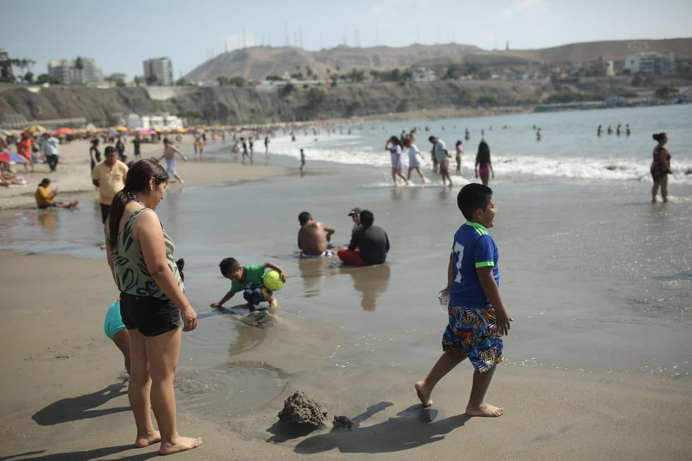 Decenas de limeños acudieron a las playas de la Costa Verde este domingo 24 de diciembre. (Foto: Anthony Niño de Guzmán/ @photo.gec)
