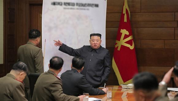 El líder norcoreano, Kim Jong Un, frente a un mapa en el edificio de oficinas de el Comité Central del PTC en Pionyang. (Foto de KCNA VIA KNS / AFP)