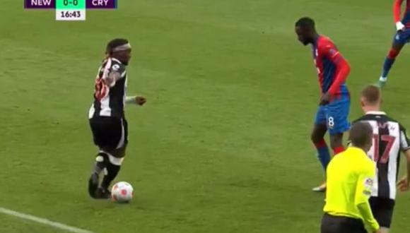 Futbolista del Newcastle bailó para tratar de superar rival del Crystal Palace. (Foto: Sky)