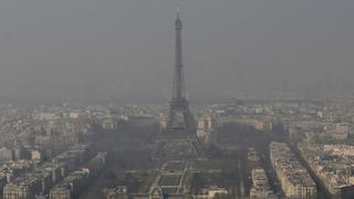 Torre Eiffel casi desaparece tras nube de contaminación