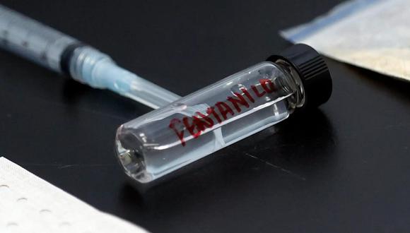 Un recipiente que emula contener fentanilo. (Foto referencial de Mauricio Dueñas / EFE)