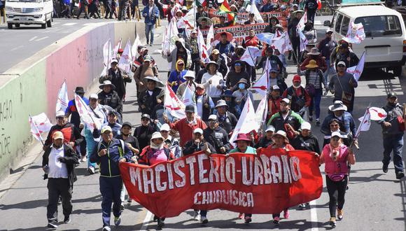 Un grupo de maestros urbanos marchan en las calles de La Paz (Bolivia). Los maestros urbanos de Bolivia retomaron este lunes las protestas para exigir un mayor presupuesto y la anulación del nuevo plan de estudios que consideran "adoctrinante", en medio de un nuevo llamado del Ministerio de Educación para reanudar el diálogo y solucionar el conflicto que comenzó hace más de un mes. (Foto: EFE/Javier Mamani)