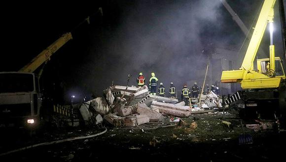 Rescatistas trabajando en los escombros de un edificio residencial dañado por un ataque con misiles en las afueras de Dnipro, el 3 de junio de 2023. (Foto de Handout / Servicio Estatal de Emergencia de Ucrania / AFP)