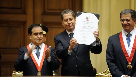 Presidente del Congreso extiende su respectiva credencial al magistrado del TC Eloy Espinoza-Saldaña Barrera en mayo del 2014. (Foto: Difusión)
