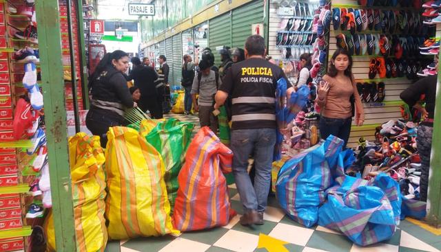 La operación policial se realizó en el centro comercial "El mundo de las sandalias", donde se vendían imitaciones de reconocidas marcas. (Foto: Difusión)